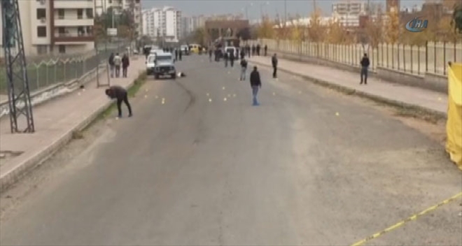 Diyarbakır´da polis aracına saldırı: 3 polis yaralı 1 terörist ölü