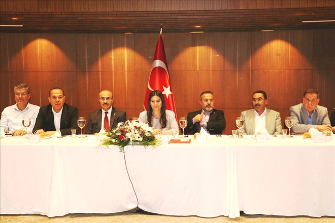  Bakan Sarıeroğlu, kongre öncesi Adana Demirspor´un sorunlarını dinledi   