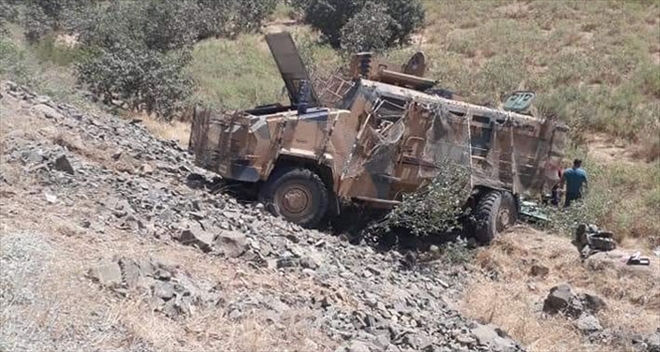 Hakkari´de askeri araç devrildi: 2 şehit, 7 yaralı