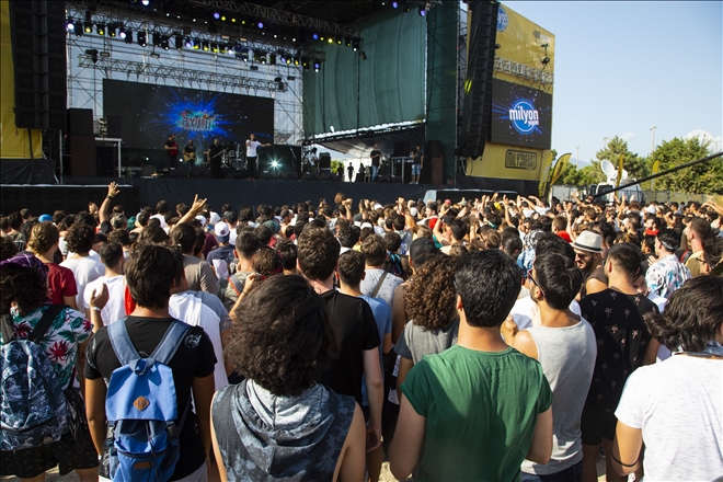 Zeytinli rock festivaline ilk gününde 30 bin kişi katıldı