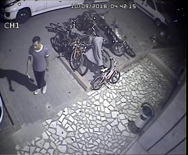 Bisiklet hırsızı uyurken yakalandı