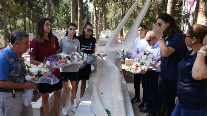 Kadın basketbolcular Özgecan´ın mezarına çiçek bıraktı