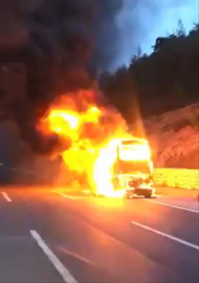 Adana´da yolcu otobüsü alev alev yandı