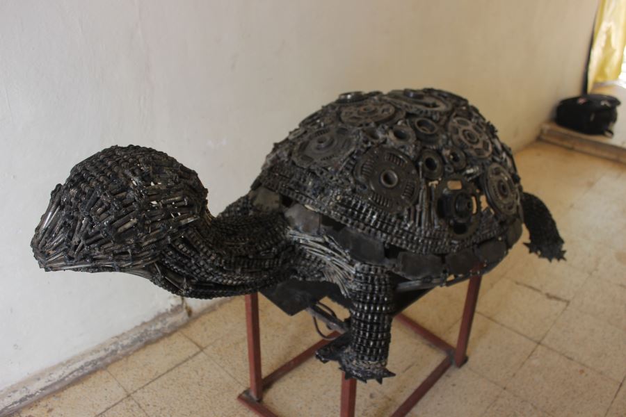 Lise öğrencisi kız, hurdalarla ‘dev kaplumbağa’ heykeli yaptı