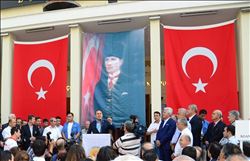 “BAYRAĞIMIZA, CUMHURİYET´İMİZE SAHİP ÇIKMADA MİLLETÇE DUYARLI OLMALIYIZ”