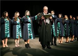 34 ÖĞRENCİ YEMİN TÖRENİYLE DİŞ HEKİMLİĞİ MESLEĞİNE ADIM ATTI 