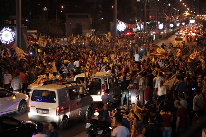 Adanada Galatasaray Taraftarının Şampiyonluk Kutlamaları 