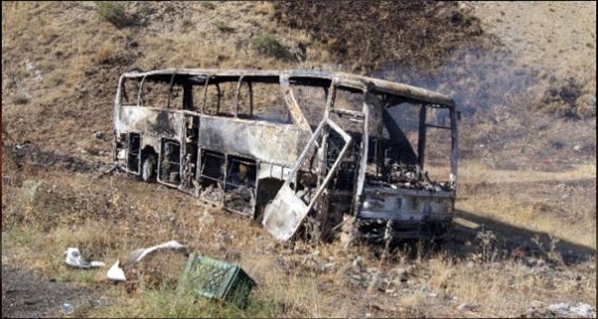 Yol kesen PKK yolcu otobüsünü yaktı, minibüsü taradı!