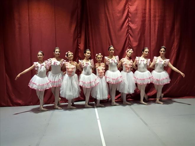 ÇUKUROVA ÜNİVERSİTELİ BALERİNLER İZMİR´DE AYAKTA ALKIŞLANDI