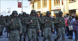 İZMİR´DE ASKERLERİN ‘ŞEHİTLER ÖLMEZ VATAN BÖLÜNMEZ´ HAYKIRIŞI 