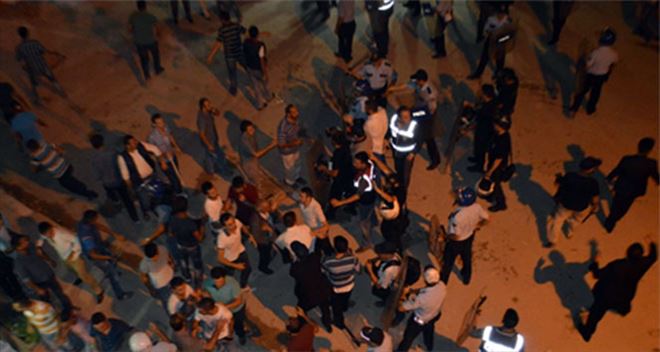 Teröre tepki yürüyüşünde kalabalığa ateş açıldı: 8 yaralı!