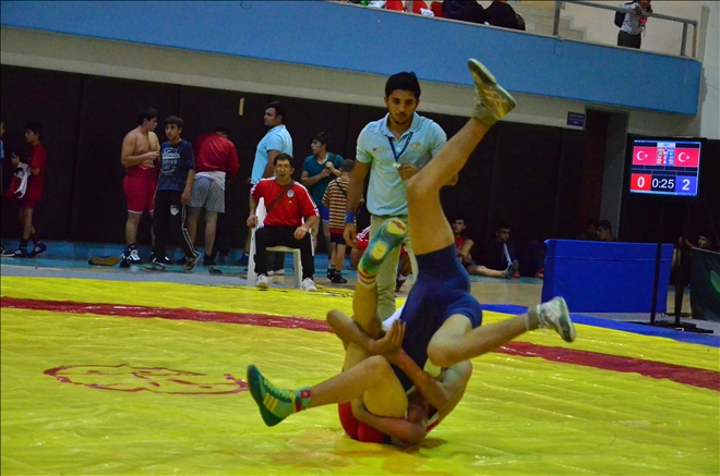 Cumhuriyet Kupası Güreş Müsabakaları yapıldı.