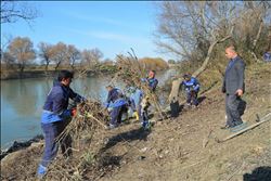 BÜYÜKŞEHİR, CEYHAN NEHRİ KIYILARINI TEMİZLİYOR