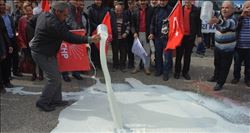 LİTRELERCE SÜTÜ SOKAĞA DÖKTÜLER