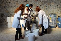  CEYHAN´DA ÖĞRETMEN VE ÖĞRENCİLER BOYA ÜRETİYOR