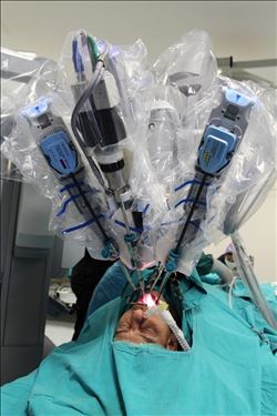 ROBOT CERRAHİ İLE AĞIZ İÇİ KANSER AMELİYATI 