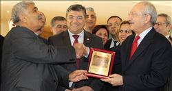 Kılıçdaroğlu, kendisini protesto edenlerle görüştü