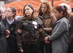 ŞEHİT EŞİNİ ÜNİFORMASIYLA KARŞILAYIP FOTOĞRAFINI SEVDİ 