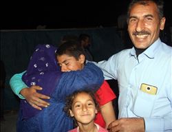 KAÇAN ÇOCUKLARINA KAVUŞAN ANNENİN SEVİNÇ GÖZYAŞLARI 