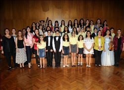  ÇÜ DEVLET KONSERVATUARININ MİNİK SANATÇILARINDAN 23 NİSAN KUTLAMASI