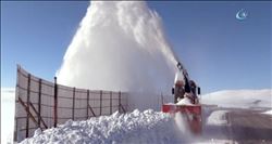 Kar, Doğu´da bine yakın yolu kapadı