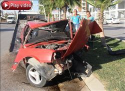 Hurdaya dönen araçtan sağ çıktılar  