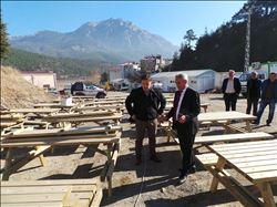 Pozantı´ya ahşap piknik masaları ve bank hizmeti