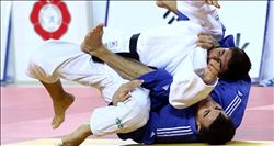 Judocular şampiyonluk için minderde