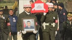 Şehit eşini asker selamıyla karşıladı