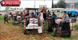  Başak toplamak için traktörlerle patates tarlasına akın ettiler