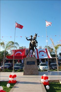 LAPTA´DA ATATÜRK HEYKELİ