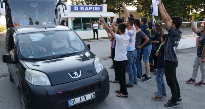 Fenerbahçe kafilesini Adana´da 25 kişi karşıladı