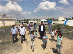 GÜRER, MEVSİMLİK TARIM İŞÇİLERİNİ ZİYARET ETTİ