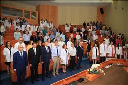  Eczacılık Fakültesi öğrencilerine beyaz önlük