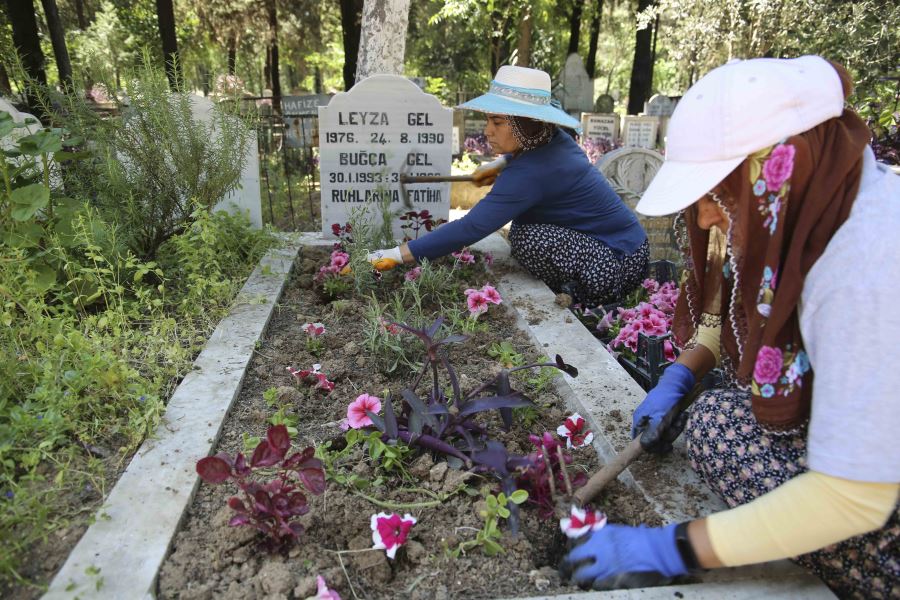 Büyükşehir’den anne mezarlarına çiçek dikim ve bakımı