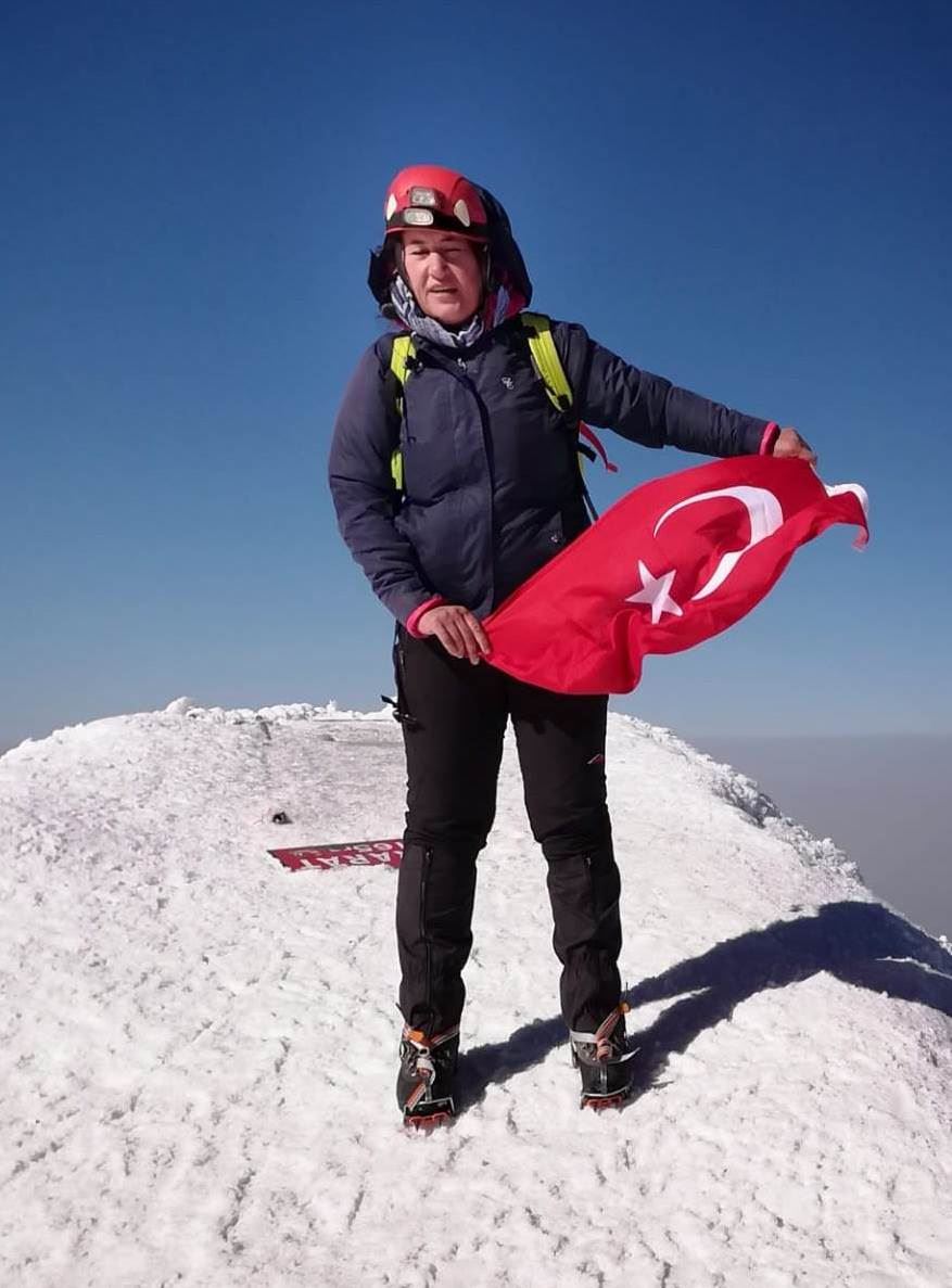 Ameliyat Hemşiresi Ağrı Dağı Zirvesinde Türk Bayrağını Dalgalandırdı