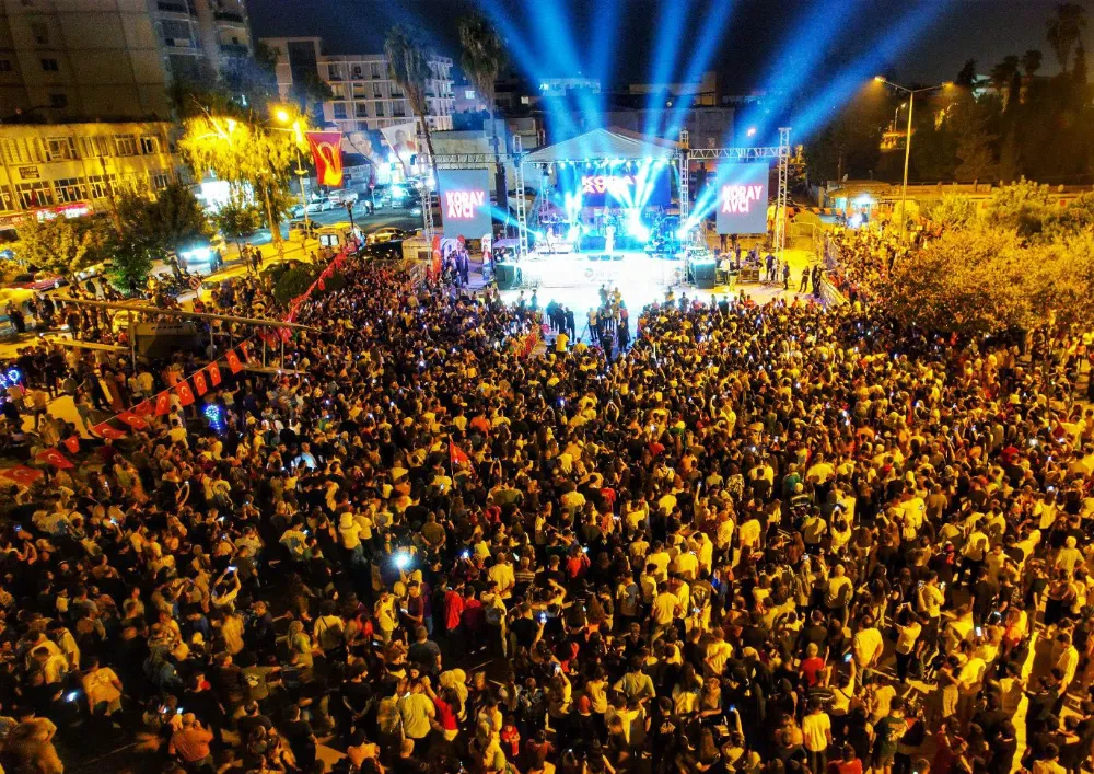 Ceyhan’da binlerce insan ‘Zafer’i kutladı